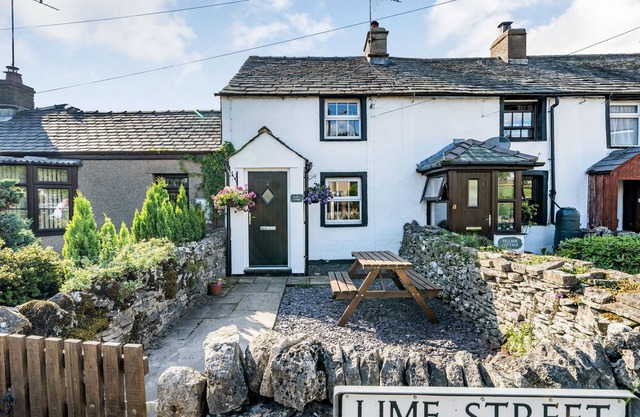 KIDSTY COTTAGE, pet friendly, character holiday cottage in Shap