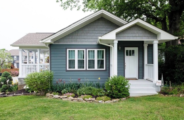 Kimi's Cottage: Class & Character- 2 bedroom cottage in Nashville, TN
