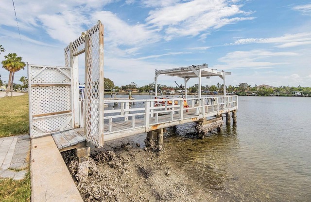 KING 1bd/1ba in St. Petersburg w/DOCK & KAYAKS