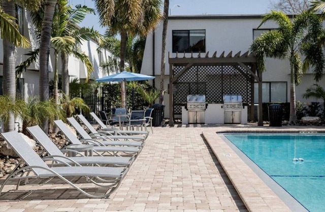 King Bayshore Escape | Pool, Gym + FREE Parking