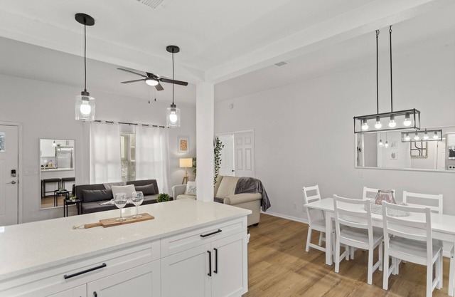 King bd / Modern Home sleeps 8 w/ private backyard