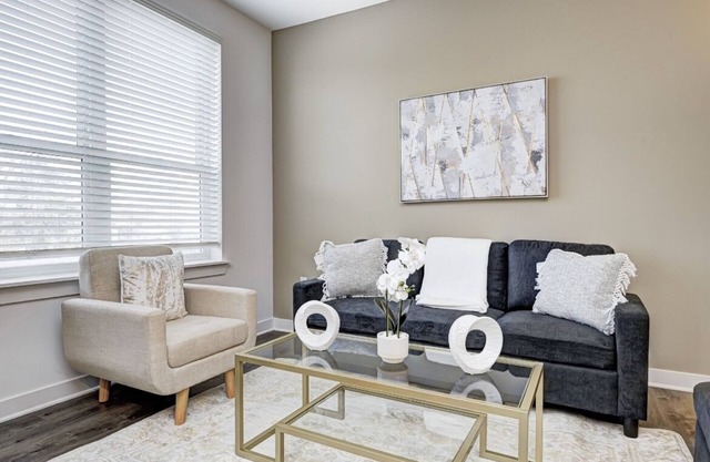 KING BED- 1BED/1BATH- *IN THE HEART OF BROAD RIPPLE *