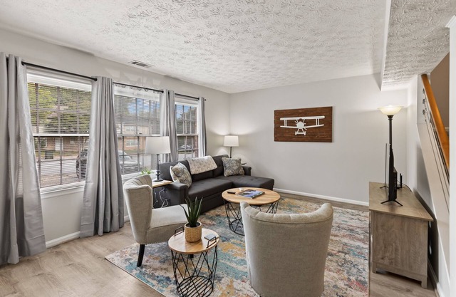 King bed 3 bedroom Townhouse close to Toomers!