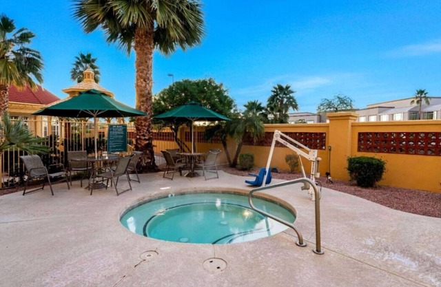 King Bed ADA Rm at La Quinta Inn by Wyndham Mesa Superstition Springs