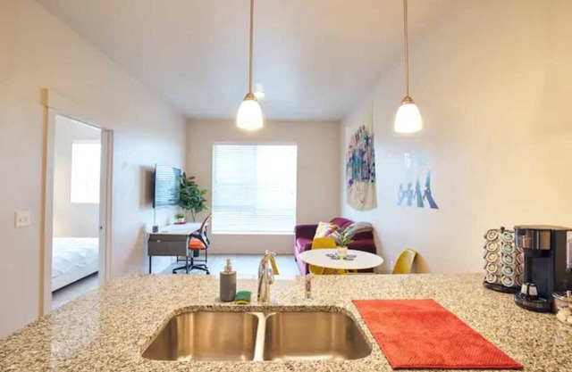 King Bed*Desk*Hot Tub*Gym*Downtown/Ski and See