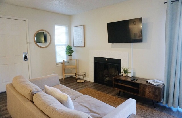 King Bed * Down Town * Comfortable Studio Apt.