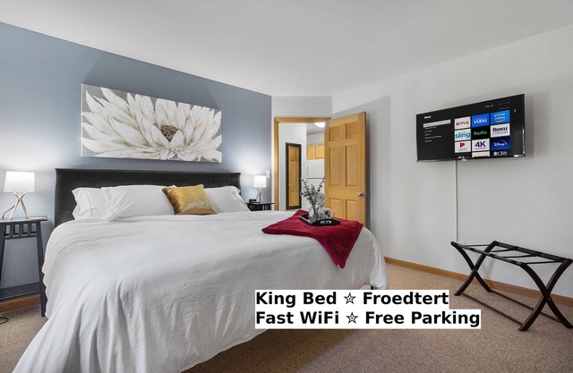 King Bed-FAST WiFi - Near Froedtert - Undrgrd Parking