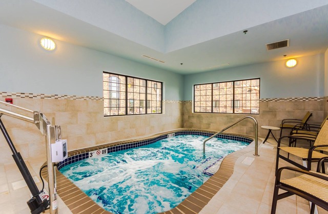 Très grand lit! Petit déjeuner gratuit. Piscine intérieure et bain à remous. 15 min à pied de l'Université du Dakota du Nord.