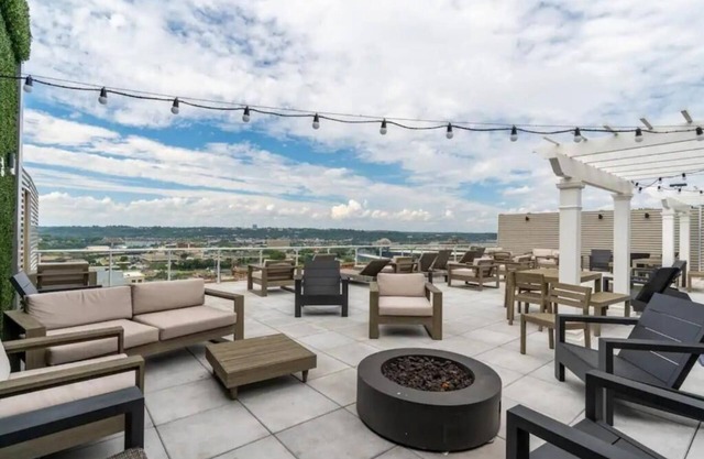 King Bed, Free Parking, Walk to Bengals, Red, Business District. Duke Conv Ctr