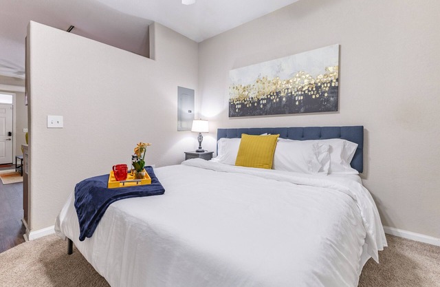 King Bed, Free Parking, Fast WiFi, Gym