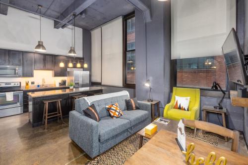 King Bed - Heart of PB - Jaw-Dropping Rooftop and Gym