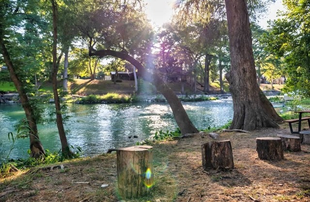 The Latigo, Luxury River Front, Gruene TX Getaway! Huge outdoor lounging area!