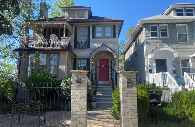 King Bed in 2-bedroom house in lovely Ferndale with AC