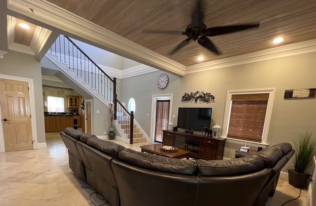 KING BED MASTER SUITE- 3 MIN to BEACH... 4B/4B SLICE of PARADISE withCENTRAL AIR