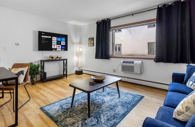 King Bed Near Froedtert ~ FAST WIFI ~ Undergrnd Parking
