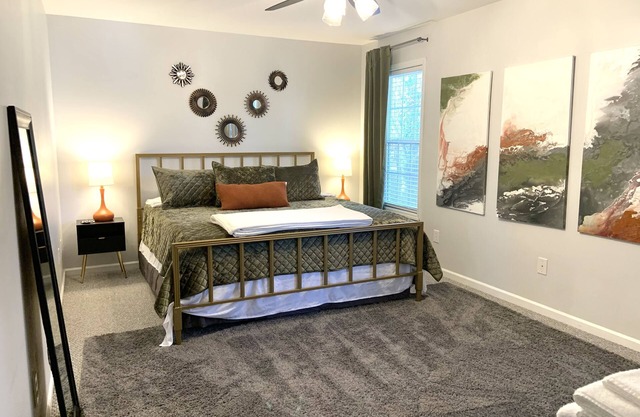 King Bed, Pet Friendly, and Extended Stay 30+ Days Cozy Retreat
