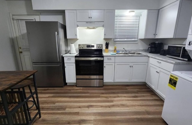 King Bed| Pet Friendly |2BR Townhome with Parking