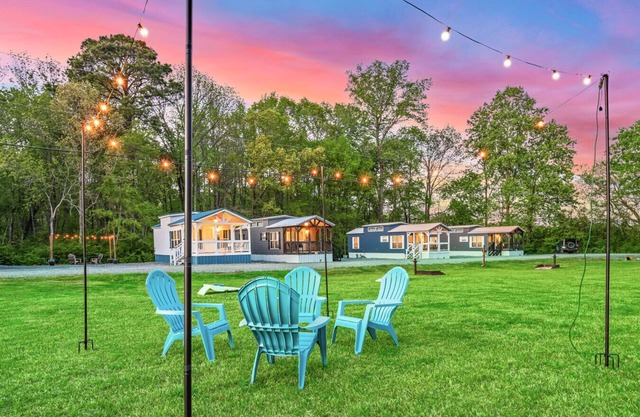 Villa D'Azur Romantic Tiny House + Outdoor Games + Near Lake Guntersville