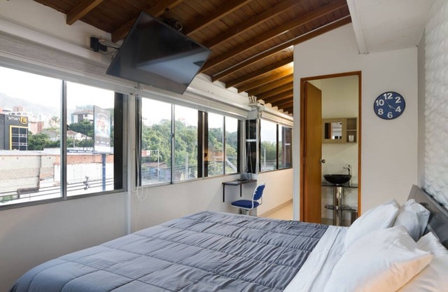 Studio King Bed AC, bain à remous By Exito Two TV's