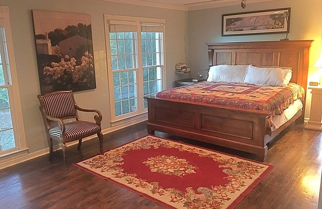 (L-6) KING BED AND SUITE dans une petite ferme ovine