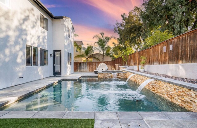 King Bed Temecula Getaway! Amazing Pool & Theatre