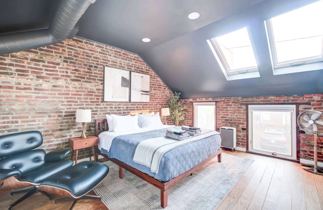 KING BED | TWO FREE Parking! Brick Carriage House