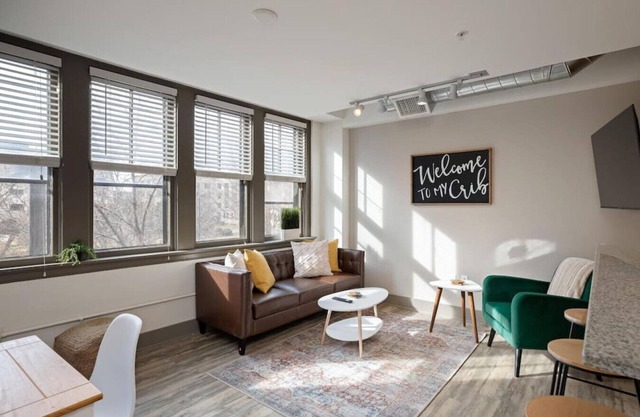 ★Uptown Theater★King Bed★Work Remote ★