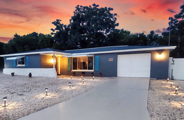IdMid-Century Home ★ 2/2/1 ★ Cls2Beaches❤ ★ Roi ★ Solarium ★ Patio ★ 4 téléviseurs Roku ★ Blanchisserie ★ Wi-Fi