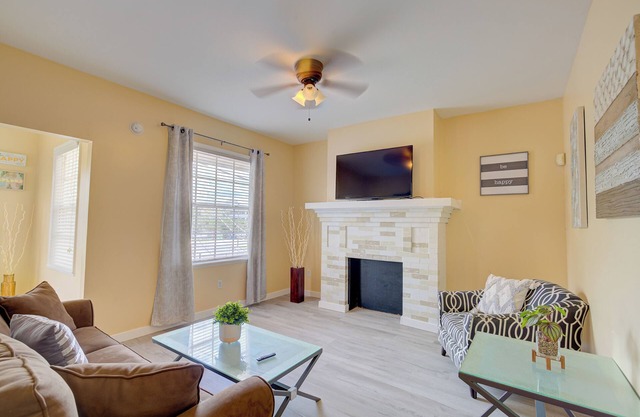 King Bed with Office, Close to TGH & UT in South Tampa, Hyde Park