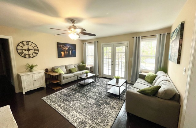 King beds, 2 Living Rooms Fast WIFI, 6th Convertible Bedroom Available