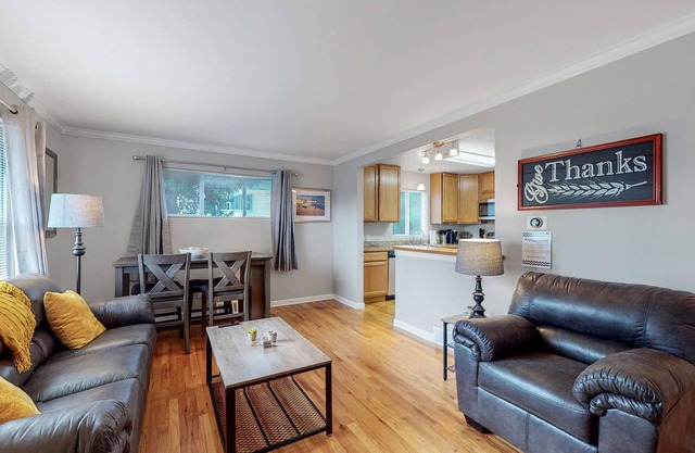 Upper 2 bedroom unit in Denver with 2 king beds