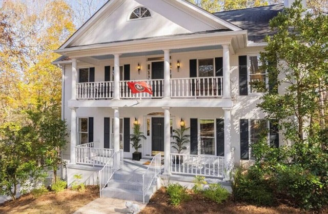 ⚡️🔥💫Sleeps 22+ & Near UGA! Theater, Hot Tub, Golf & River, 4 Game Tables👈😮🤯