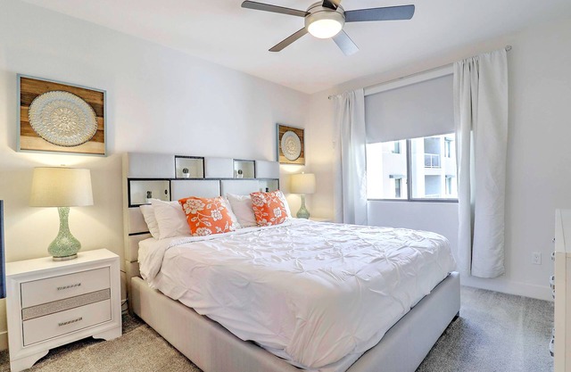 ✨King Beds - Walk Score 81 - Shopping District + Parking⚡