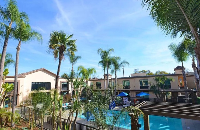 King Deluxe w/ Pullout Couch, The Cove Hotel, Heated Pool, Near The Queen Mary