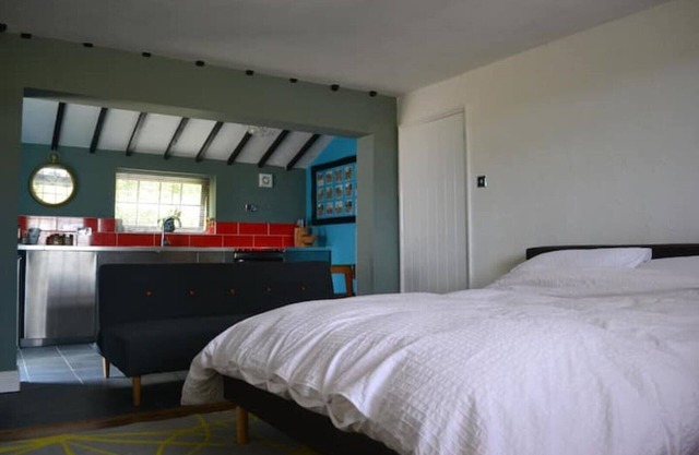 KING OF HEARTS - King with Ensuite and Kitchen