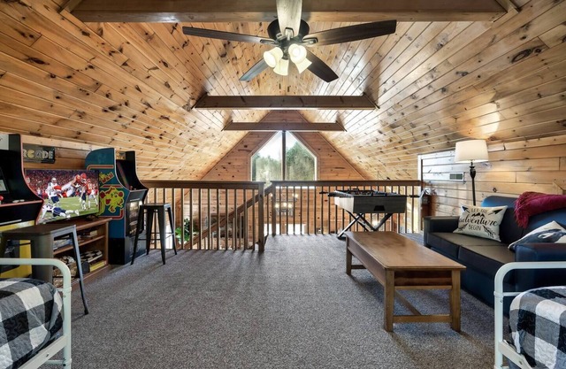 Cabin w/King bed|Attractions|Hot Tub|GSMNP|Dollywd