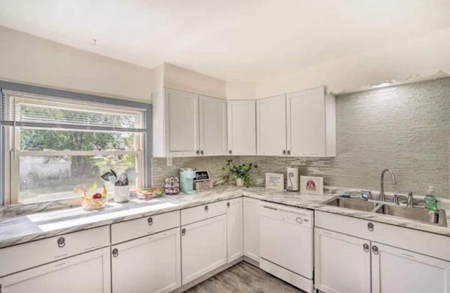 King & queen beds with spacious private backyard!