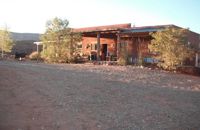 Base Camp Adventure Lodge, deux lits jumeaux sur le porche arrière