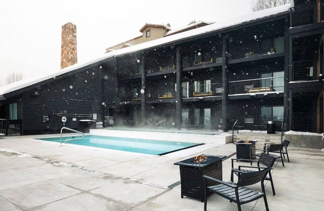 King Room, Gravity Haus, Mountain View, Ski Access, Village Charm
