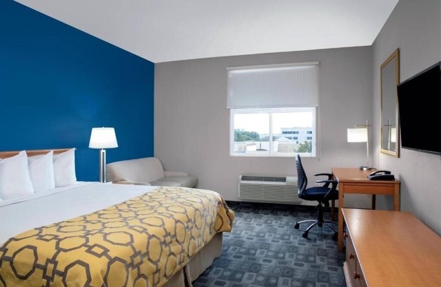 King Room Near Doral Park Centre MIA