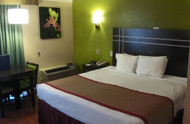 King Room Near Rock Lake ORL