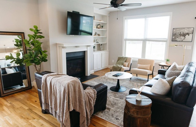 "King's Quarters" Modern Urban Stay - Downtown LEX