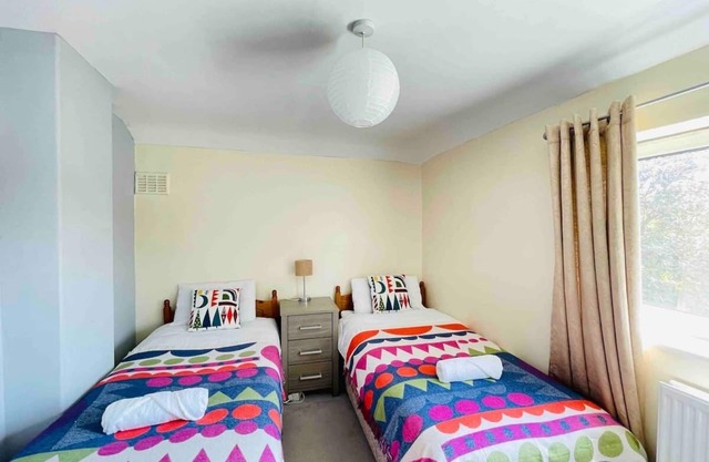 King size bed Fast Wi Fi, Garden space, parking,