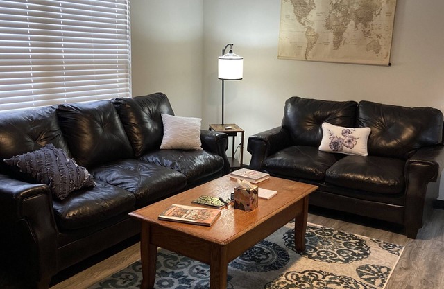 King size bed! Pet friendly 3bd 1 bath house with garage 0.7 mi to downtown.