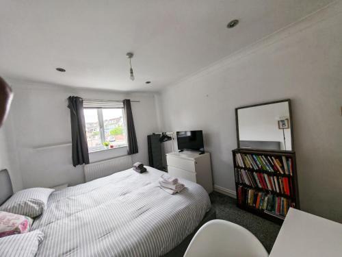 king size bed -Room near Bournemouth Hospital shared bathroom
