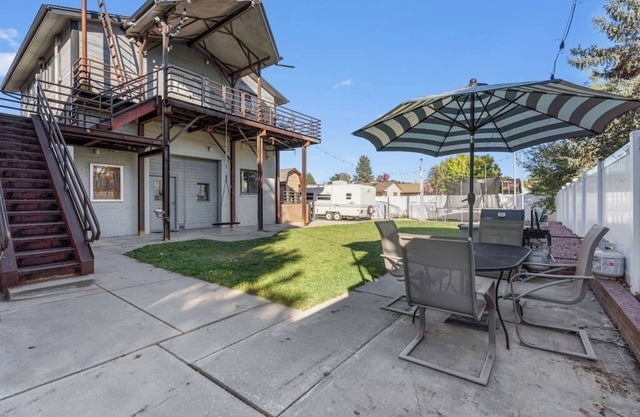 Roof-top stay, king-size bed, views of Loveland