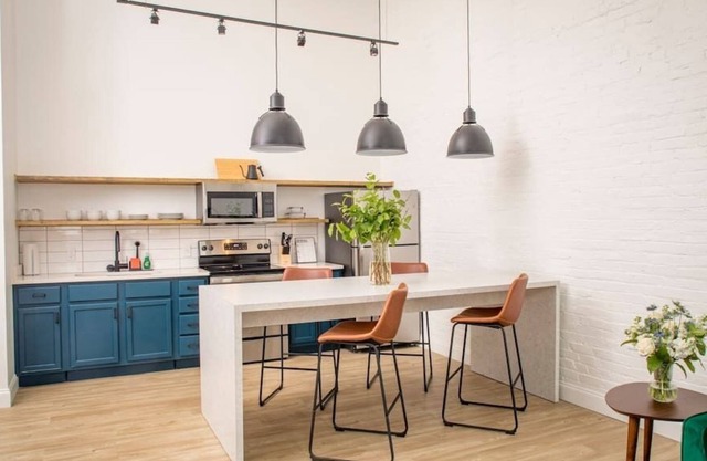BRAND NEW! King-Size Loft-Style 1-BR Apt w/ Pool