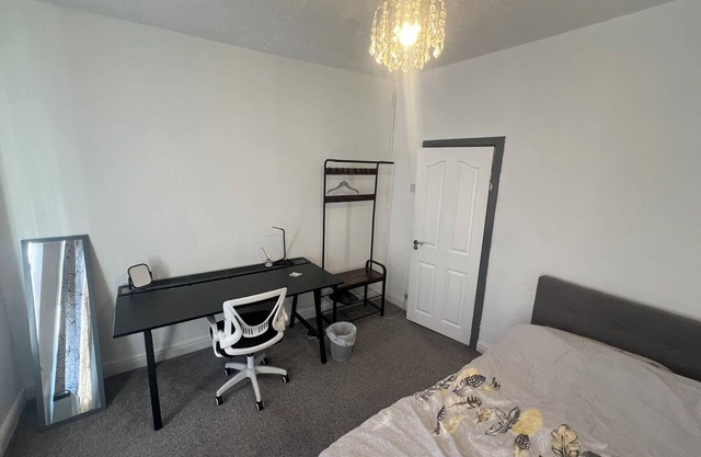 King Size Room To Stay in Salford-Samson PLAB