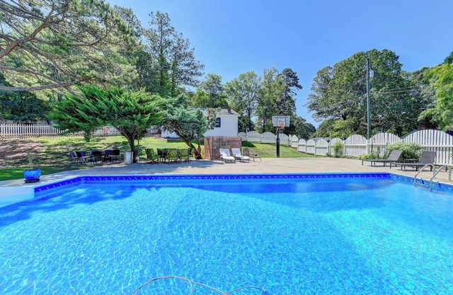 Éclectique et cool! Cœur de Suwanee. 1 acre avec piscine privée et bien plus encore!