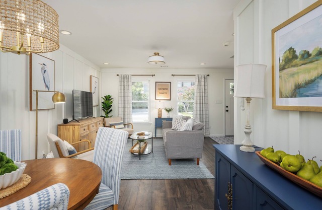 Downtown Beaufort Townhome - Short walk to Waterfront Park - Less than 10 minutes to Parris Island